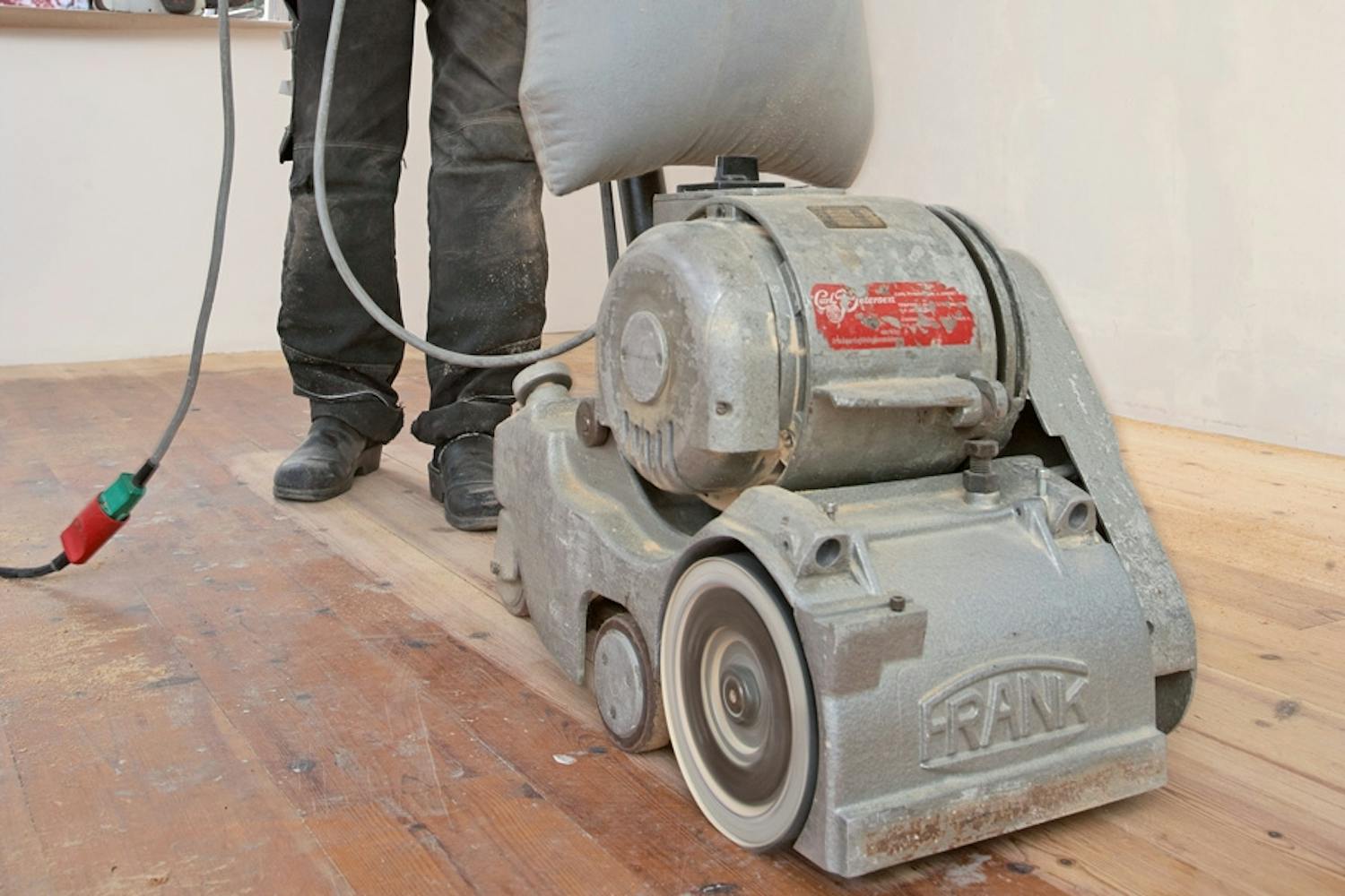 Gulvsliping: Det krävs många turer fram och tillbaka, innan golvet är fint och slätt. Men tålamod och systematik belönas. Gulvsliping: Det krävs många turer fram och tillbaka, innan golvet är fint och slätt. Men tålamod och systematik belönas.